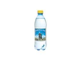 Drinking water SAAREMAA 0.5L carbonated lemon flavor in a plastic bottle