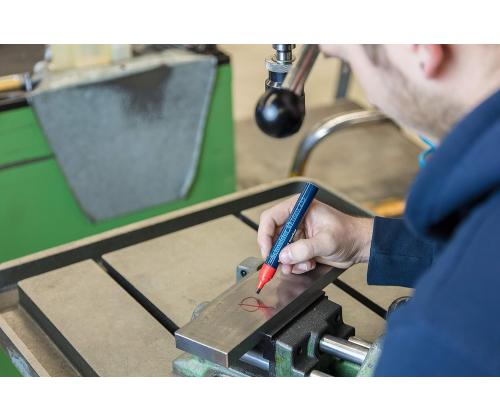 Permanentne marker SCHNEIDER Maxx 233 lõigatud otsaga punane