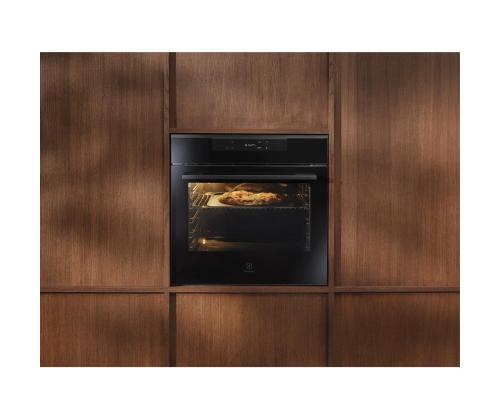 Electrolux 700 Seeria MealAssist with PizzaExpert 700, 72 L, pürolüütiline puhastus, must - Integreeritav ahi