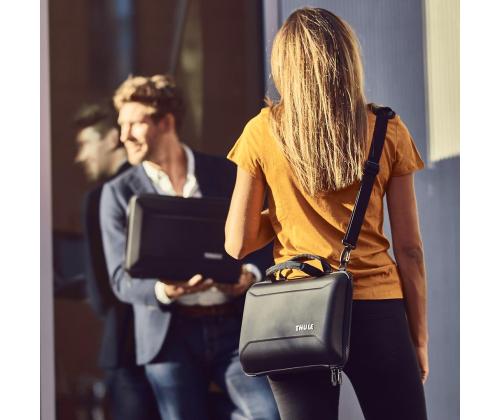 Thule Gauntlet, 16", MacBook Pro, must - Sülearvutikott